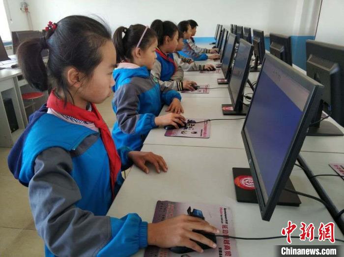 延边贫困县农村学校孩子用上新电脑。　宁波市慈善总会供图 摄