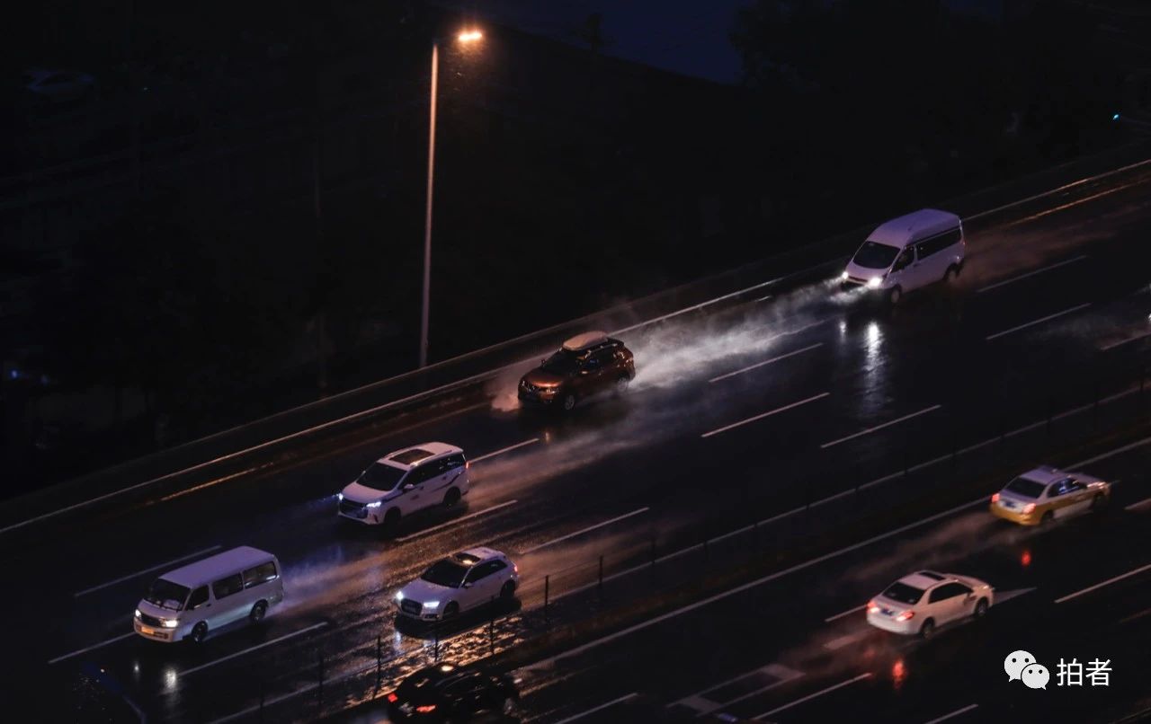  △ 西四环，汽车行驶在雨中，溅起一路水花。摄影/新京报记者浦峰