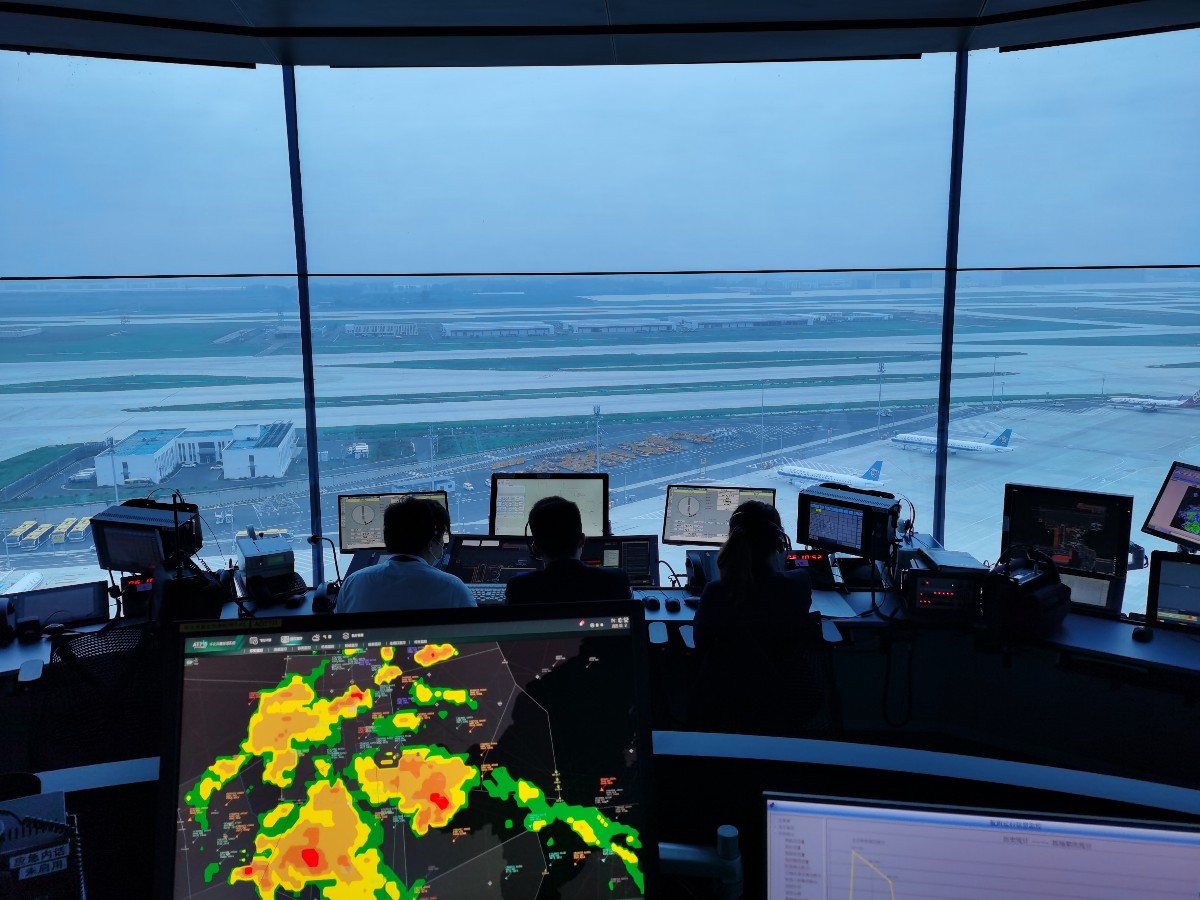 华北空管局大兴机场西塔台深航9157航班于13时49分起飞后,管制员指挥