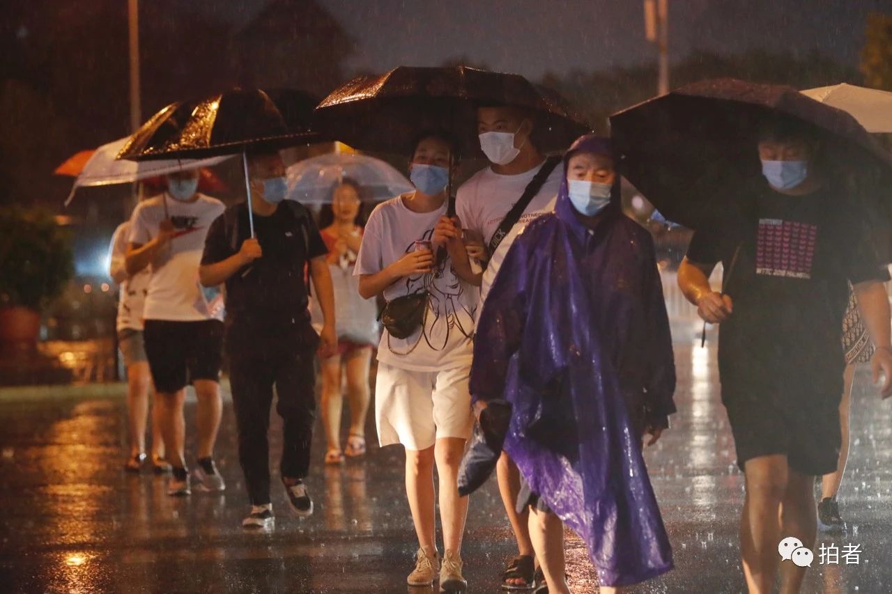 △ 双桥，市民雨中有序过马路。摄影/新京报记者侯少卿