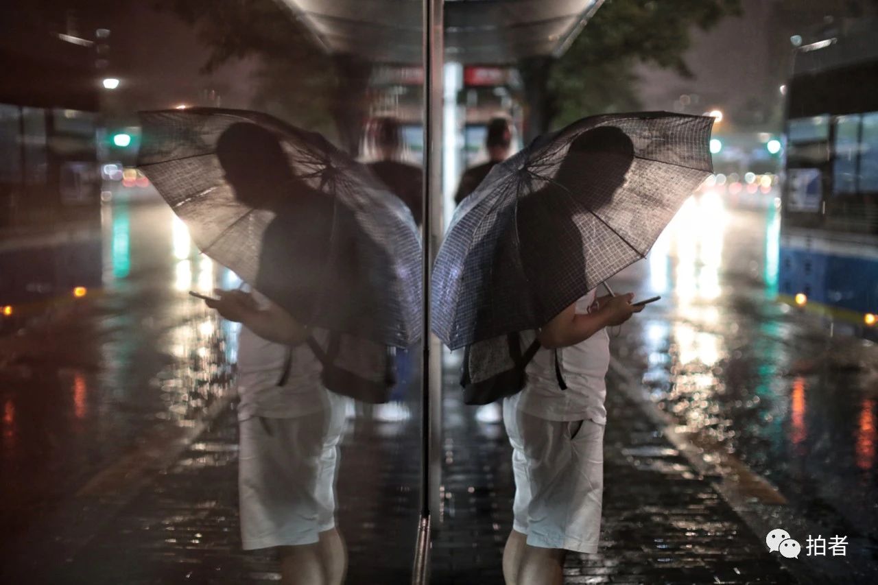  △ 蒲黄榆，边玩手机边等公交车的男士。摄影/新京报记者王嘉宁