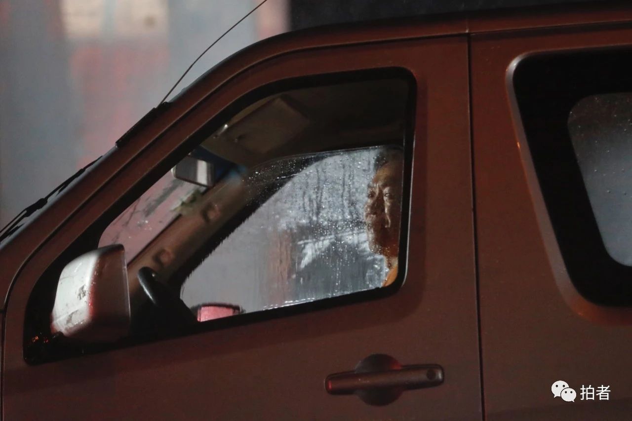  △ 双桥，司机透过车窗向外看雨景。摄影/新京报记者侯少卿
