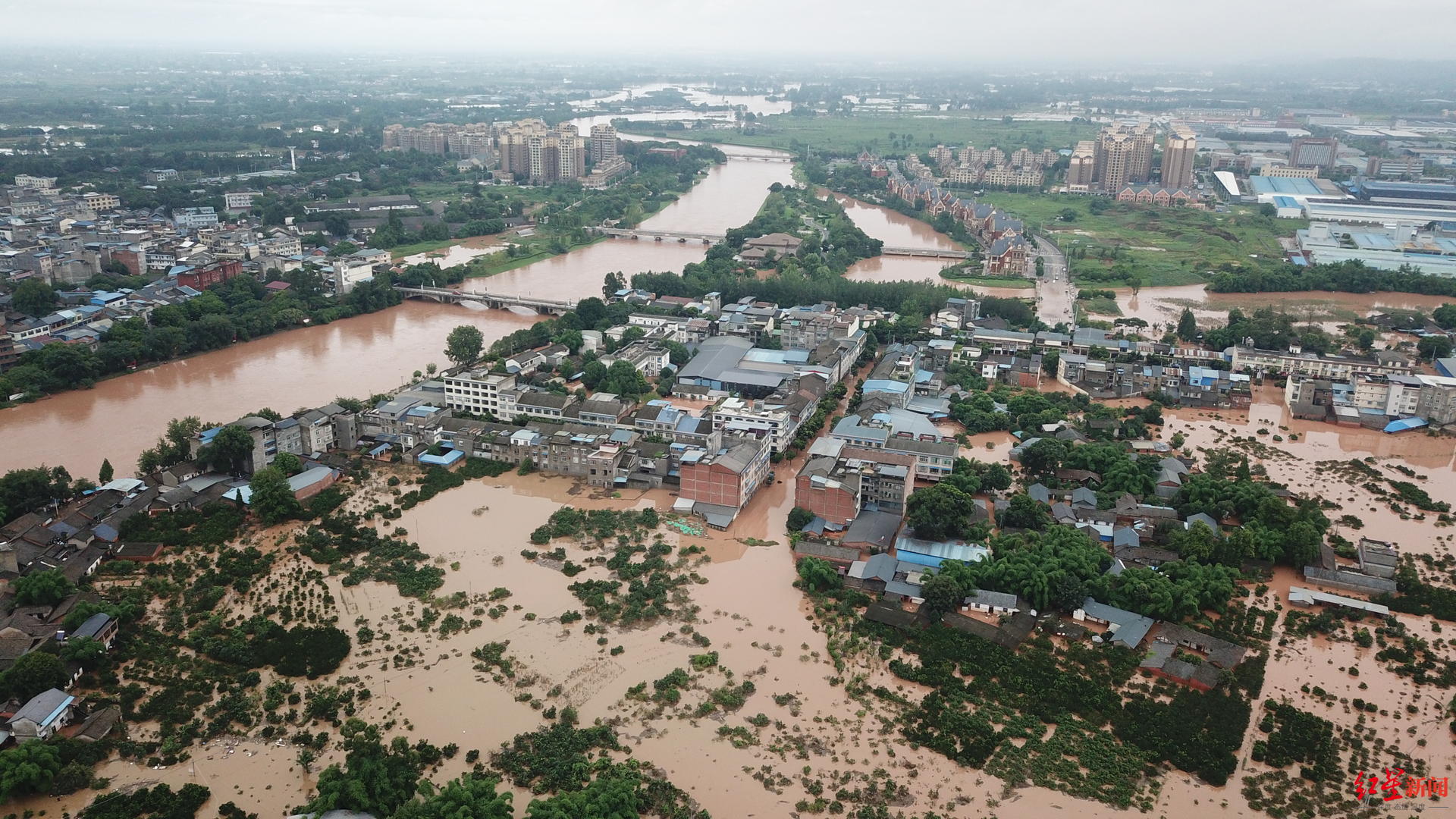 洪水过后的蒲江县寿安街道:居民们忙着打扫,恢复生活