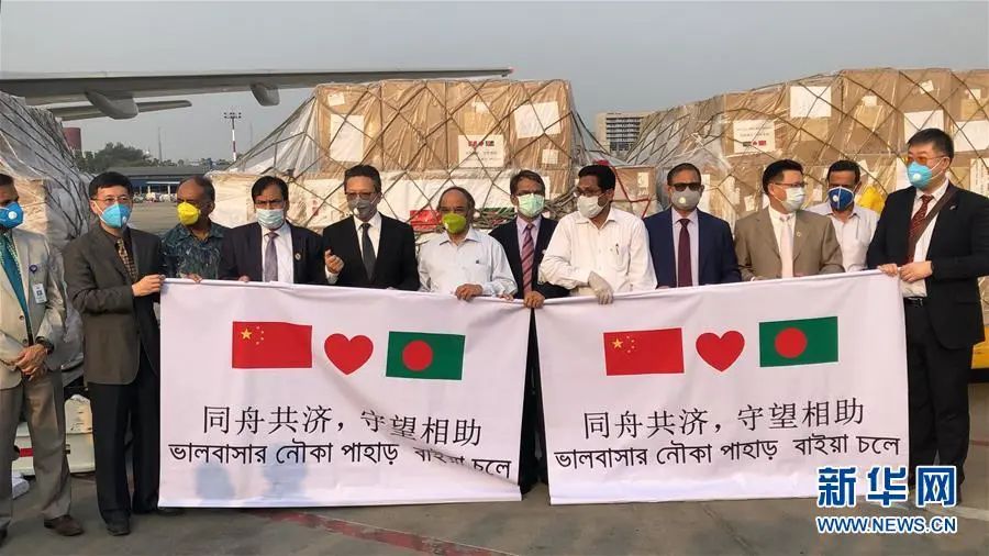 3月26日，中国驻孟加拉国大使李极明（左五）在孟加拉国首都达卡向孟方转交援助物资。新华社记者 刘春涛 摄