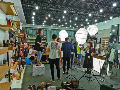 德哥租下的直播间里，开播2小时已达成销售额500万元的目标。均 巩持平 摄