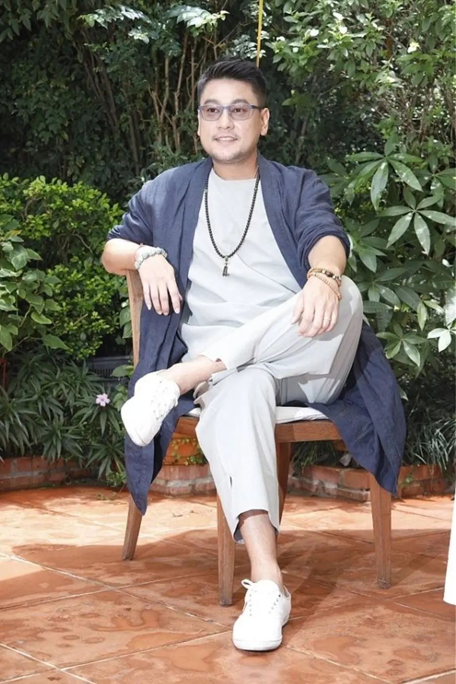 41岁朱孝天久违露面,一身休闲装挡不住身材发福,越老反而更帅气