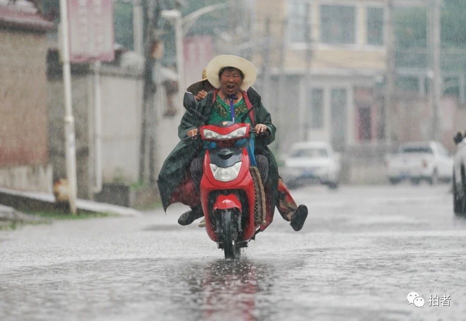  △ 雨中的北车营村街道上行人很少，个别村民冒雨出行。摄影/新京报记者陶冉