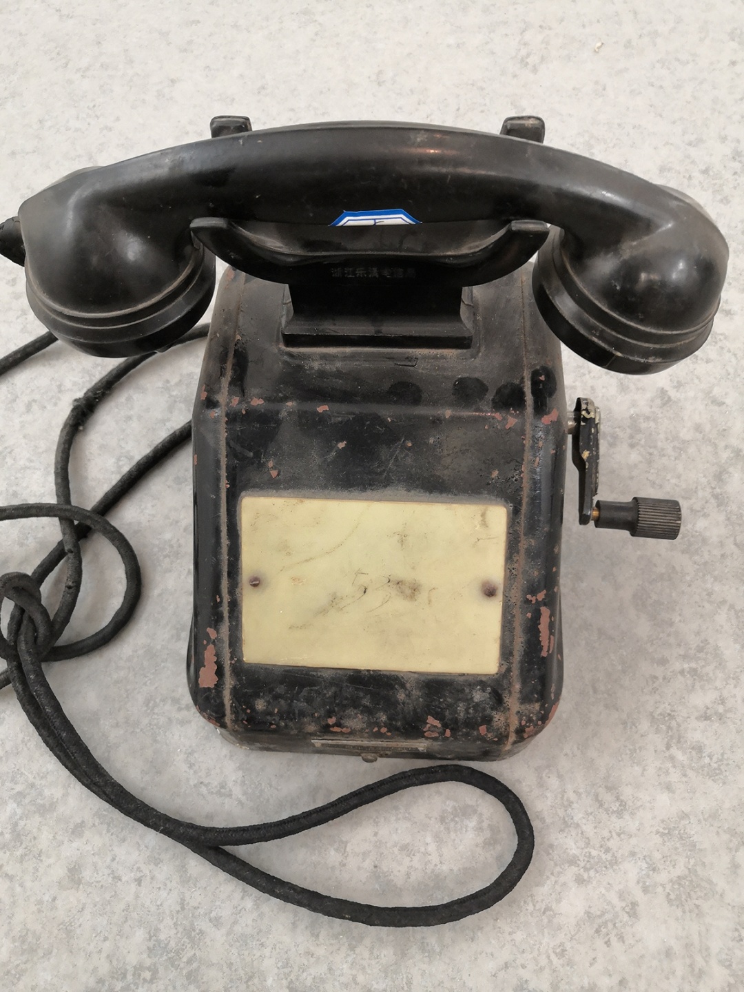 经过岁月的洗礼,电话机已经陈旧,有些地方都掉漆了,但是听筒,摇把