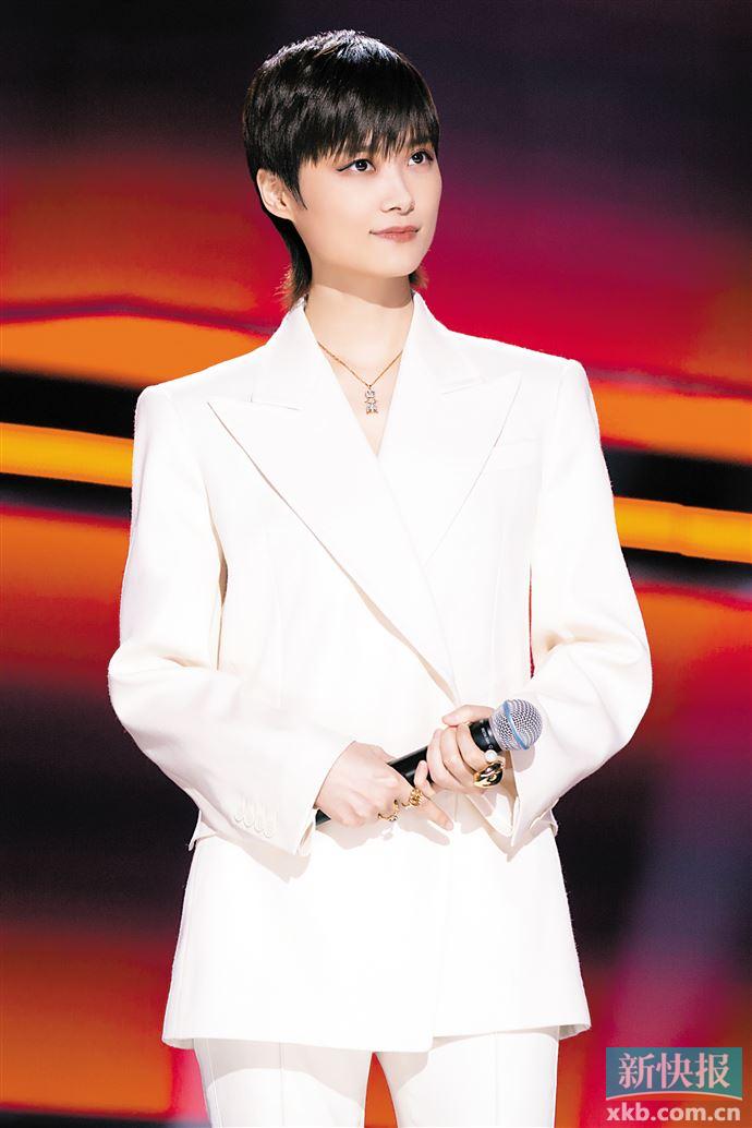 李宇春坐上"好声音"导师转椅