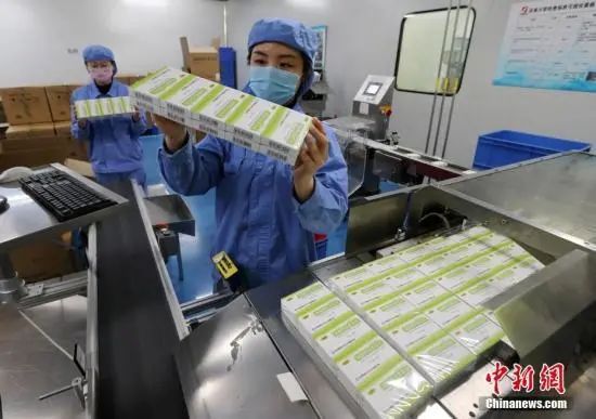 资料图：石药集团工人正在包装盐酸阿比多尔片等防疫药品。中新社记者 翟羽佳 摄