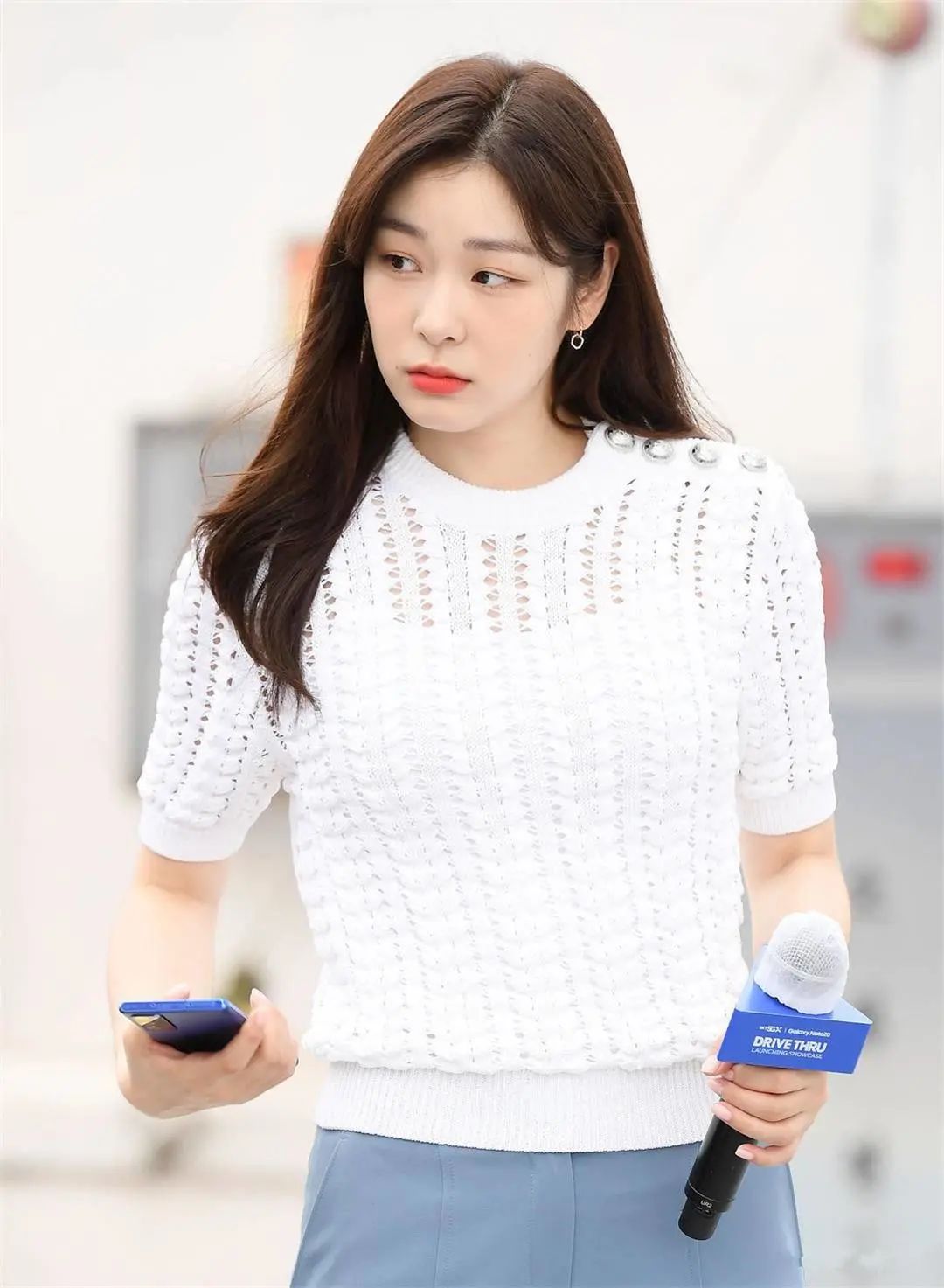 花滑女王金妍儿也难逃发福,喇叭裤被撑得好满,还好颜值比较能打