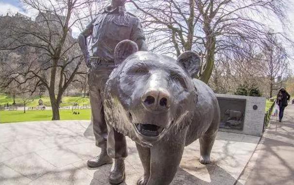 抽烟酗酒,这头熊混迹于军营中,还获得了军衔|沃特|军营|酗酒_新浪新闻