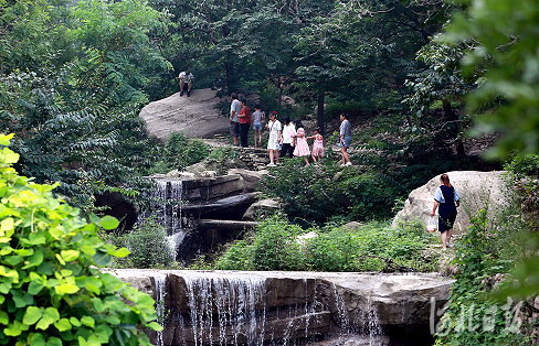 2020年8月11日,游客在河北省邢台市内丘县黄岔村游玩.