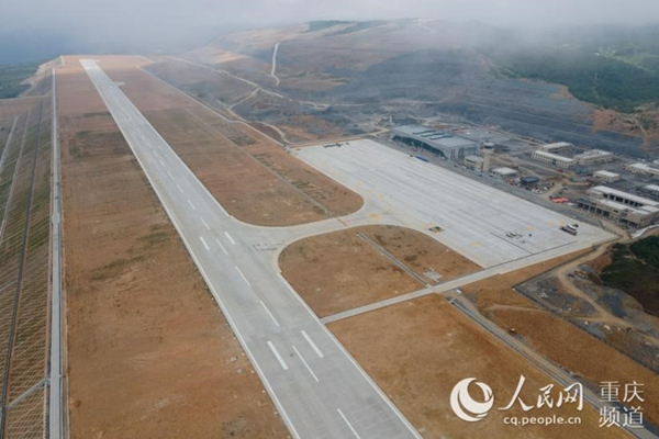 银白色的专用校验飞机从重庆江北国际机场起飞飞往武隆重庆仙女山机场