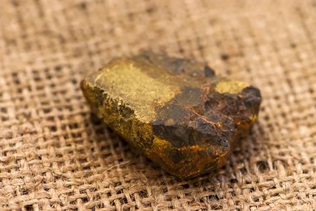 砷伴生在金,铅,锌,铜,锡等矿产资源中,每开采1吨其他金属(金除外)