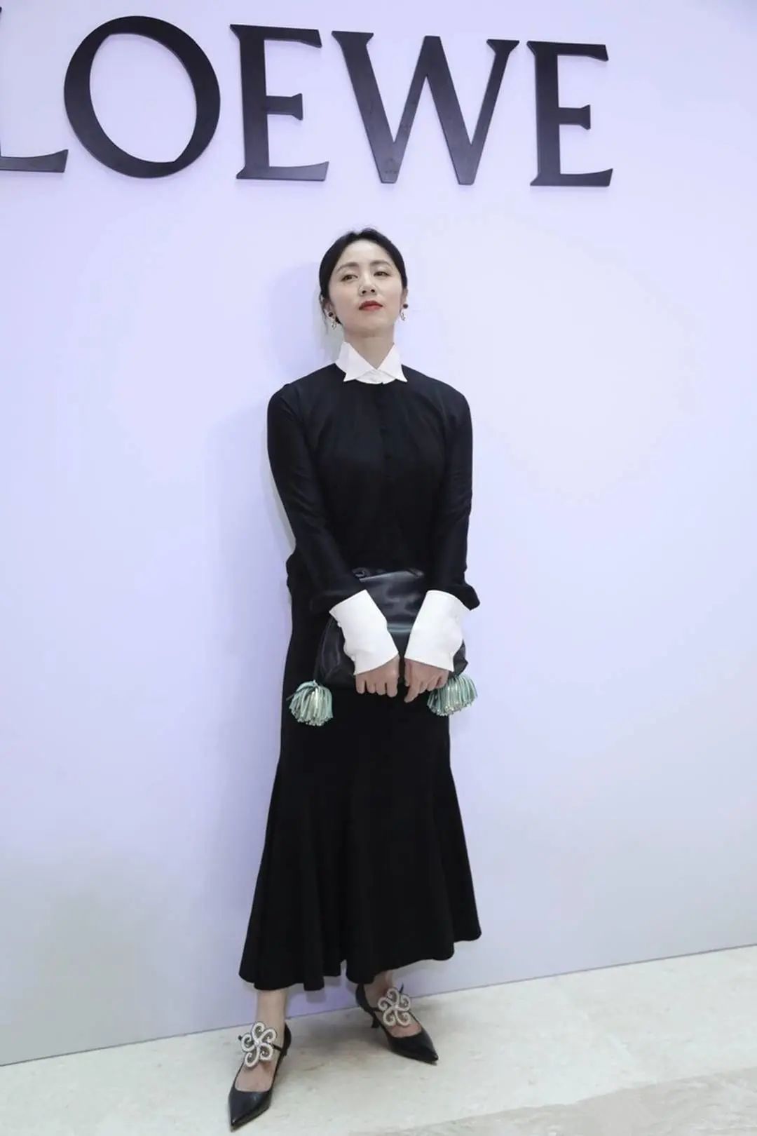 配合大红唇并没有黯然失色,穿着尖头花朵高跟鞋在一身