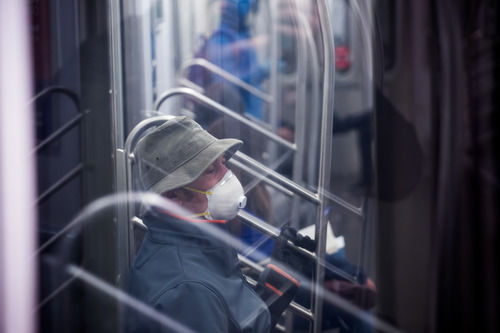 2020年3月17日，一名戴着口罩和手套的乘客在美国纽约乘坐地铁。新华社发（郭克摄）
