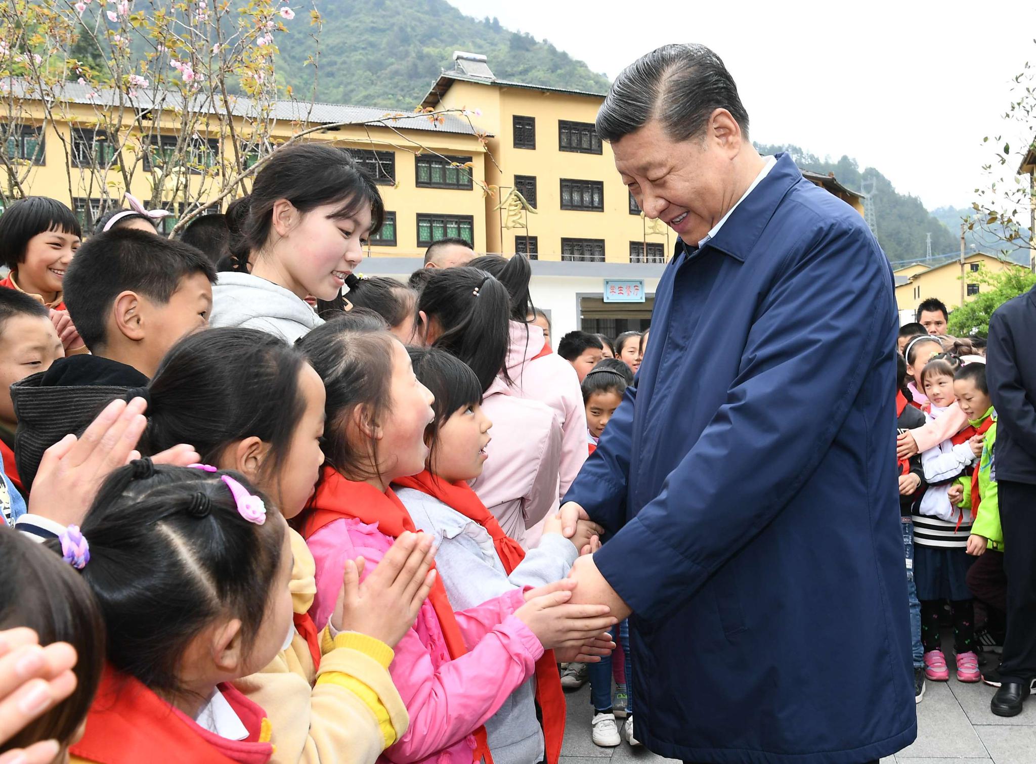 2019年4月15日，习近平在重庆和石柱土家族自治县中益乡小学同学生们亲切交流。新华社记者 谢环驰 摄