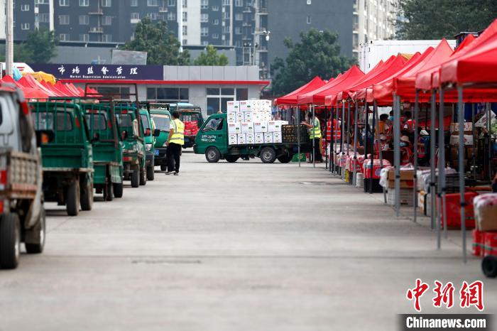 分期复市的北京新发地批发市场严格执行“批零分离、干湿分离、生熟分离”的要求，并采取“卖方注册制，买方会员制”的措施，实现人、车、物可查询、可追溯。　富田 摄