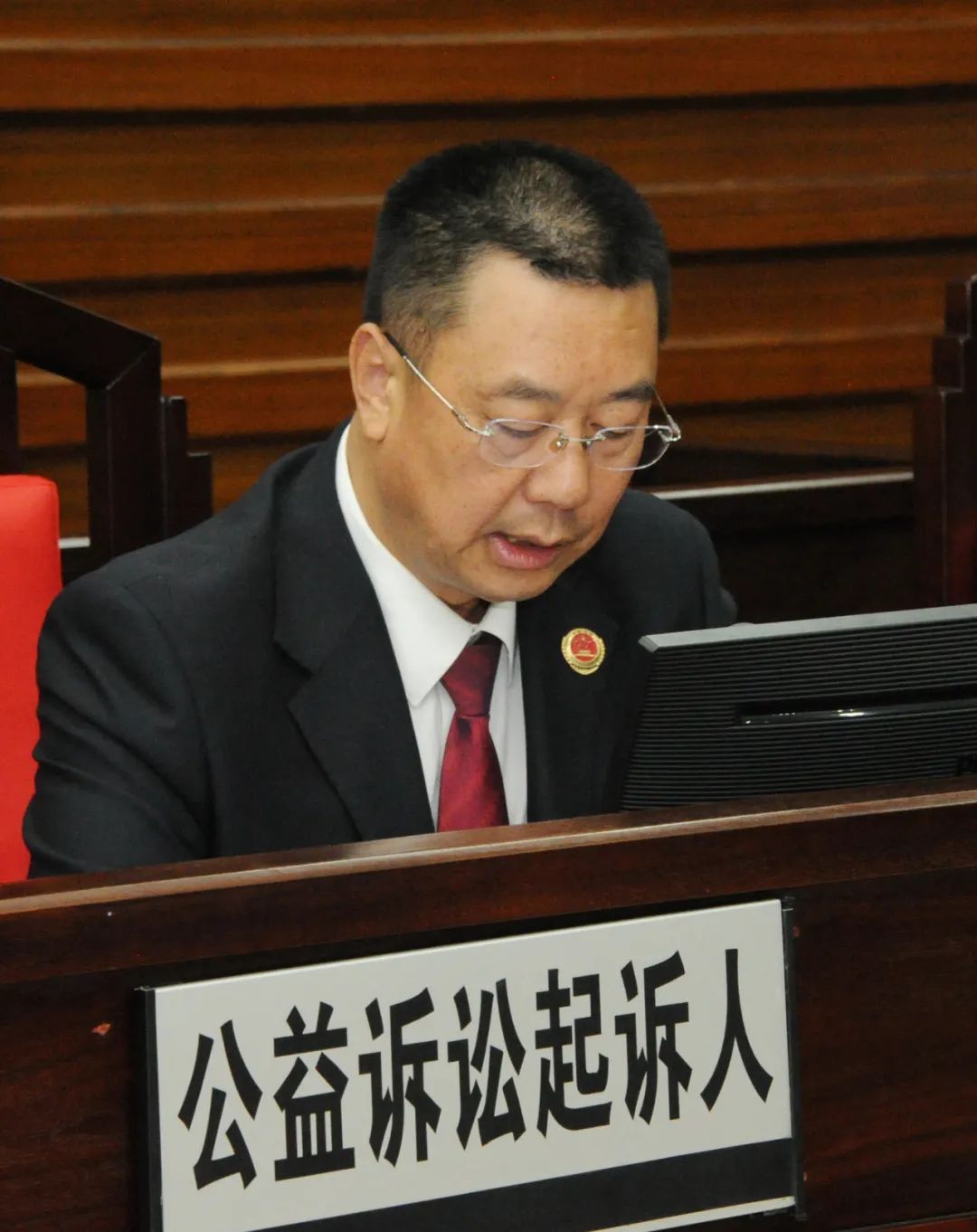 十年堆起一座垃圾山竟没人发现