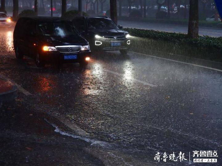 天黑如夜济南突降大雨许多人被淋了个透心凉