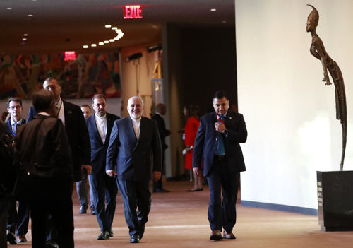 2019年9月25日，在位于纽约的联合国总部，伊朗外长扎里夫（中）准备出席会议。新华社/路透