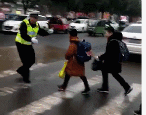 △侍东亮标志性的小跑护学曾在朋友圈刷屏