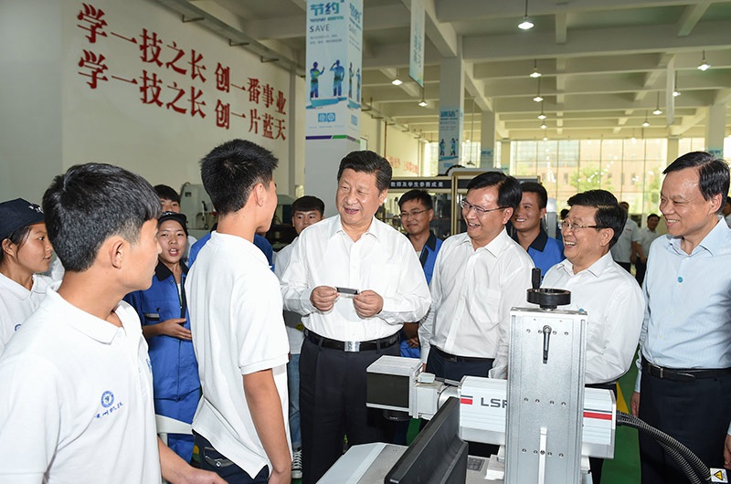 2015年6月17日下午，习近平在贵州省机械工业学校实训基地勉励学生加强操作训练、不断取得优异成绩。新华社记者 李学仁 摄