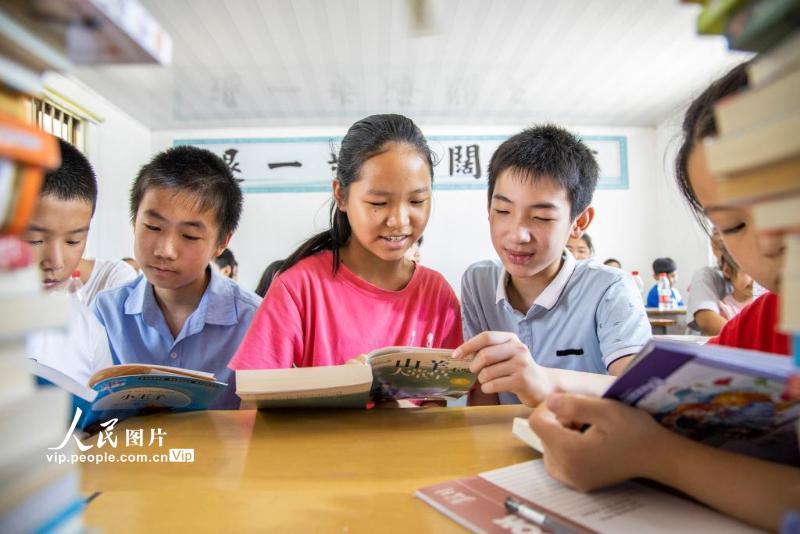 8月12日,江苏镇江第一外国语学校的学生和农村娃一起读书交流.
