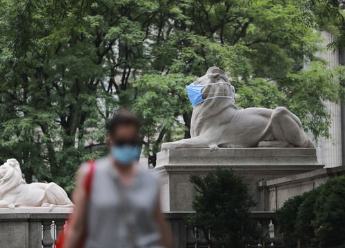 这是2020年7月8日在美国纽约公共图书馆前拍摄的“戴”口罩的石狮子。新华社记者王迎摄