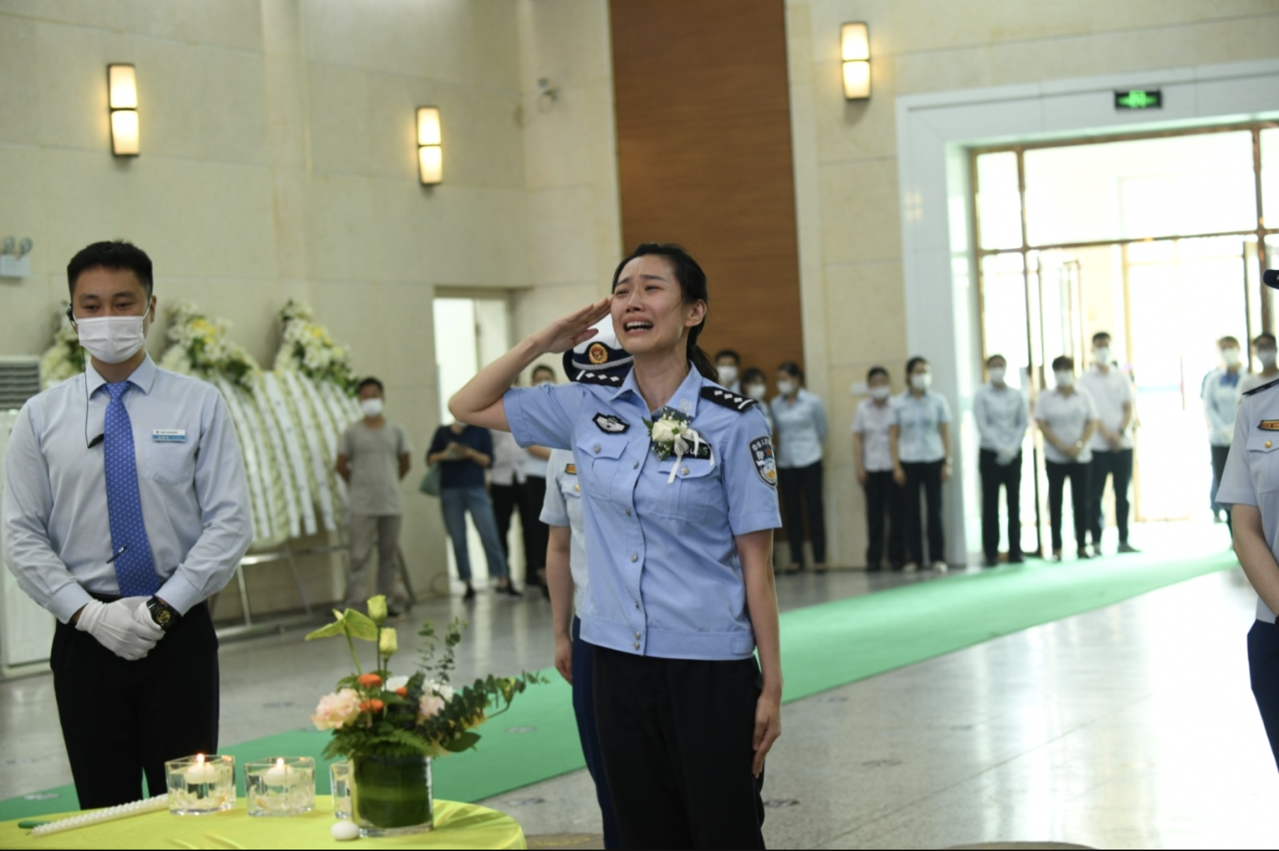 7月30日，在陈陆遗体告别仪式上，妻子王璇含泪向陈陆敬礼告别。受访者供图