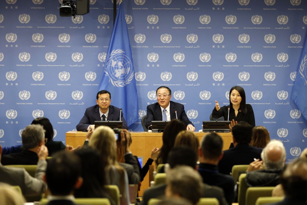 2020年3月2日，在位于纽约的联合国总部，中国常驻联合国代表、安理会3月轮值主席张军（中）在吹风会上向记者讲话。新华社记者李木子摄