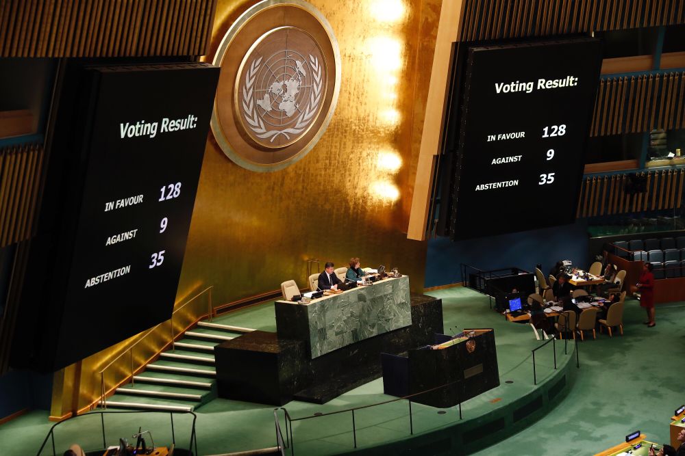 这是2017年12月21日在位于纽约的联合国总部拍摄的联合国大会紧急会议现场。联合国大会当天通过一项决议，认定任何宣称改变耶路撒冷地位的决定和行动“无效”。新华社记者王迎摄