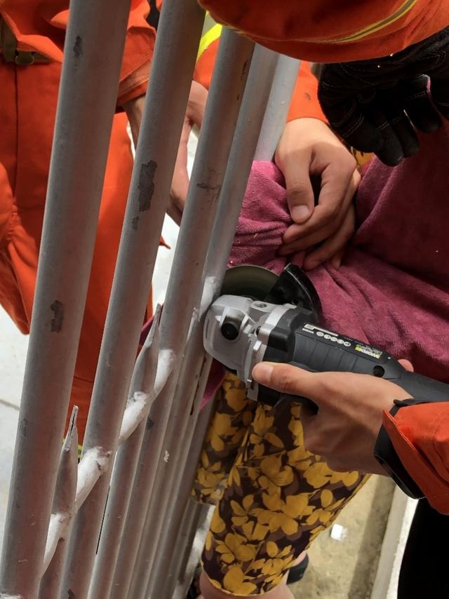 广东一小女孩贪玩翻栏杆,手被刺伤!消防提醒暑假注意孩童安全