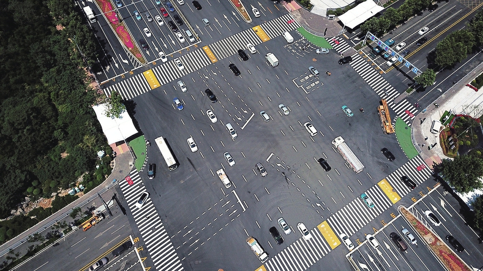 文明之花绽放在十字路口——从经十路舜华路路口看济南市路口文明