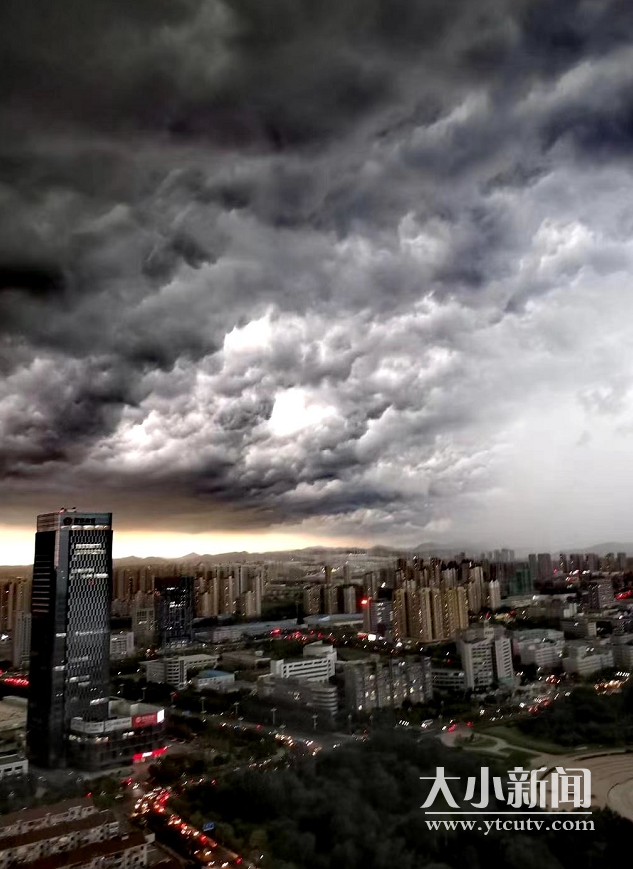 黑云压城风骤起78级雷雨阵风雷电黄色预警烟台人下班早回家