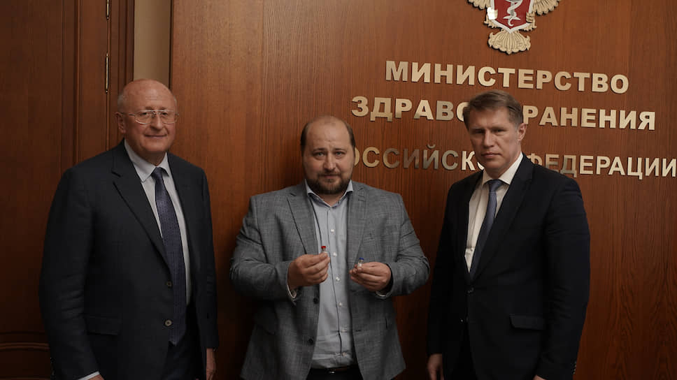 ● 伽玛利中心主任亚历山大·金斯特堡（左）、副主任杰尼斯·罗古诺夫（中）和俄罗斯卫生部部长米哈伊尔·穆拉什科（右）的合影 / 俄卫生部网站
