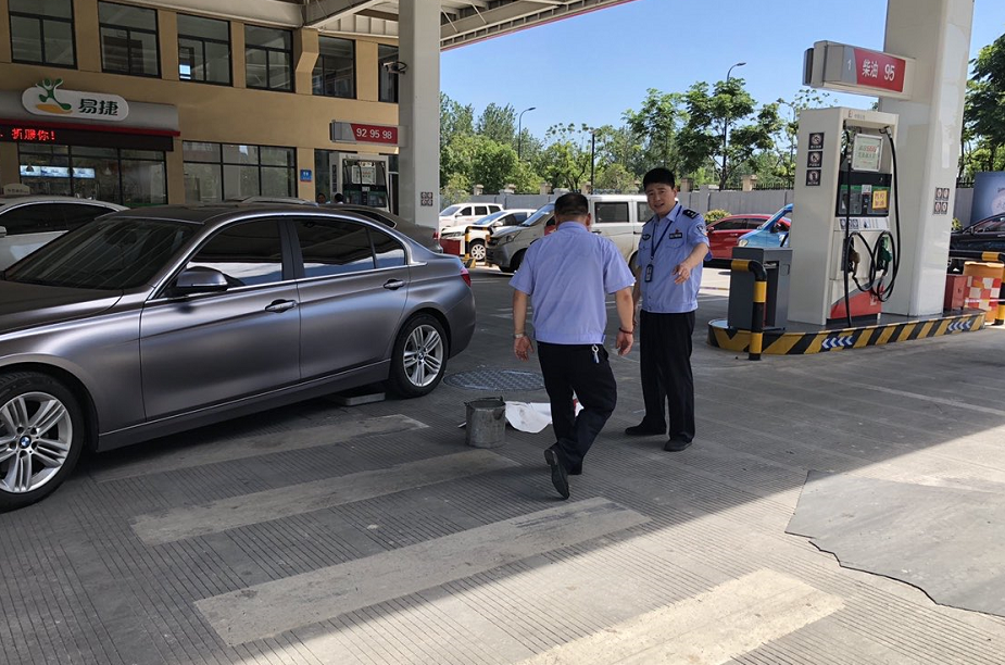 高温天,加油站内一汽车突发油箱破裂!千钧一发时