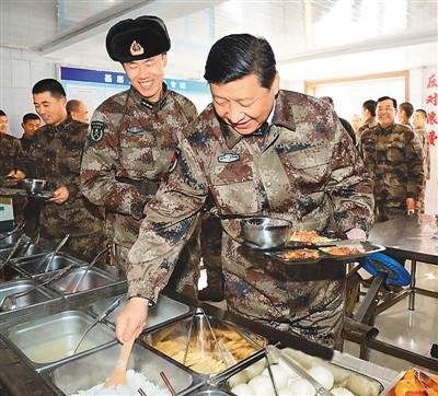 2014年1月26日，习近平在内蒙古军区边防某团一连食堂排队就餐。来源：《解放军报》官方微博