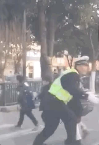 △2019年初，网友拍下侍东亮在工作岗位上护送学生。