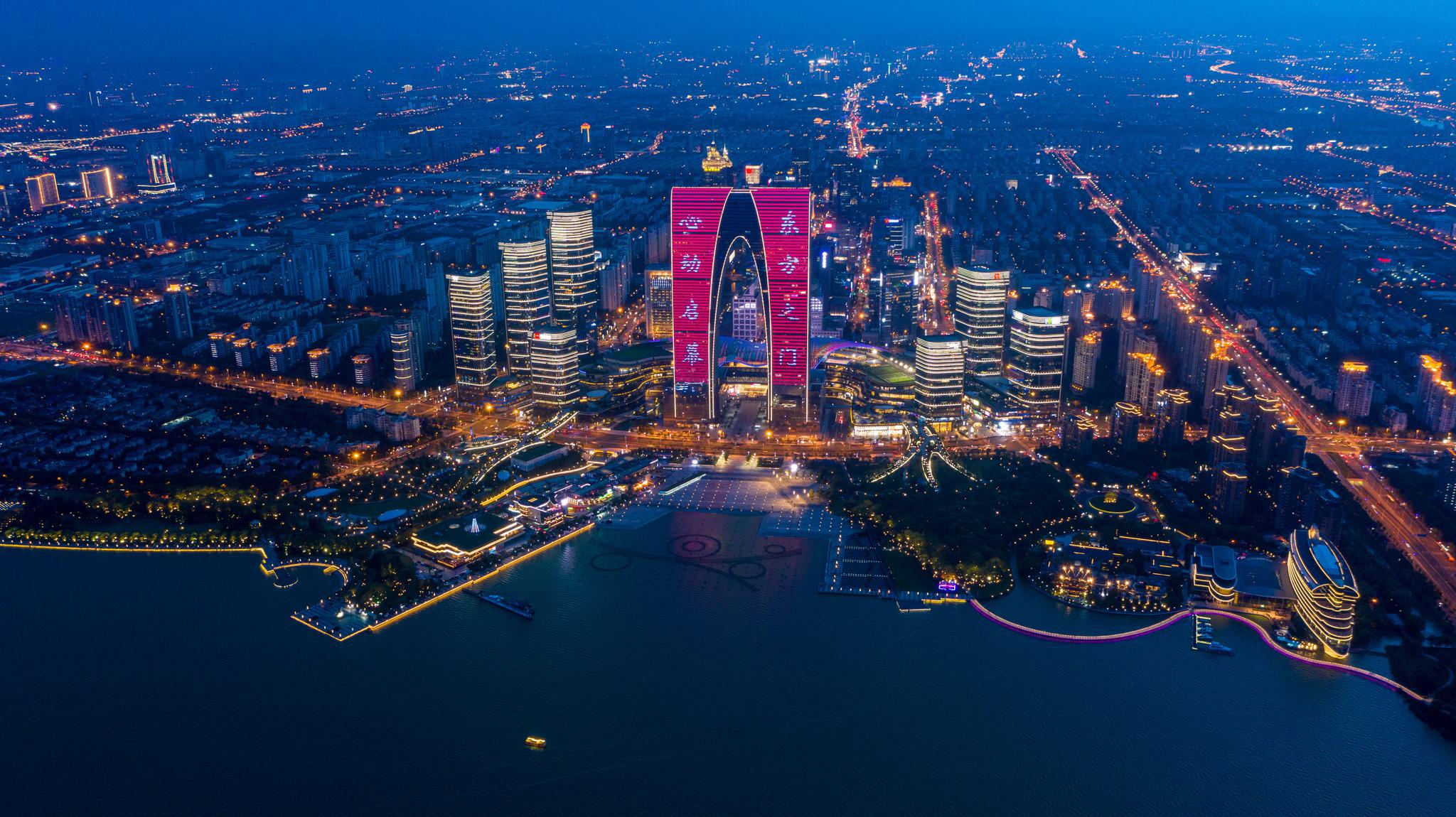 这是7月31日拍摄的苏州工业园区金鸡湖畔夜景(无人机照片).