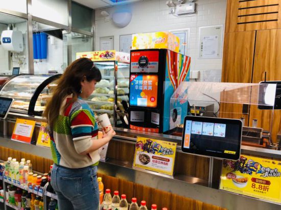 早餐時段,顧客在便利蜂使用自助豆漿機