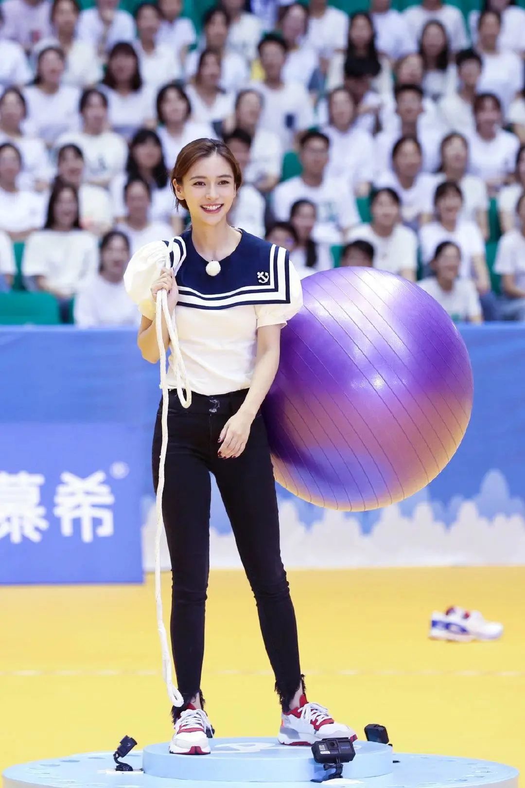 31岁杨颖穿水手服显活力,漫画腿配紧身裤实力抢镜,这身材绝了