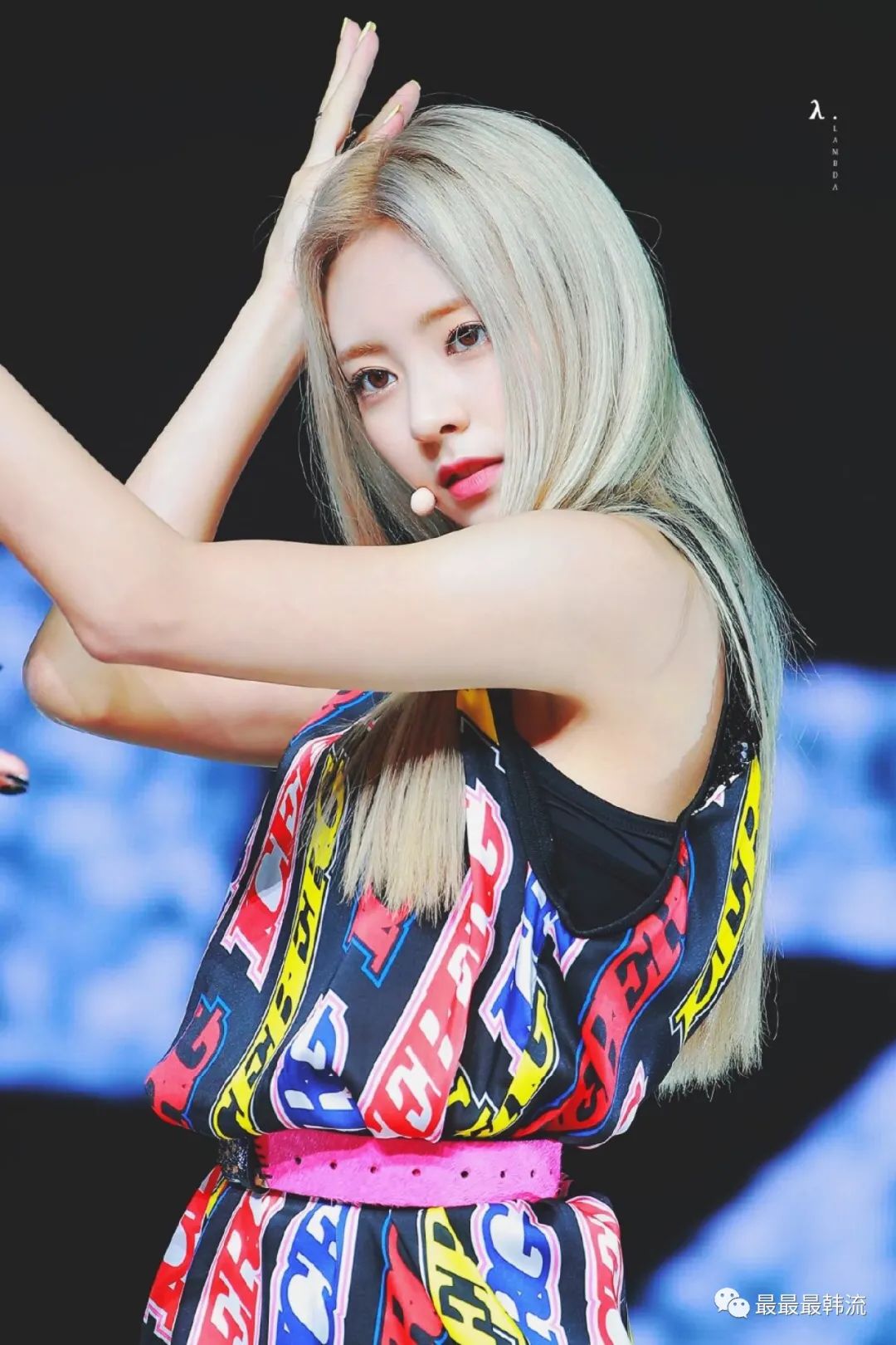 毫不夸张的说,红发时期的妹妹哪怕是上班照,都拍的如画报一般啊!