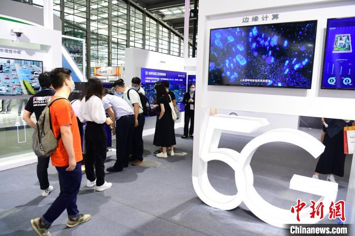 第八届中国电子信息博览会14日在深圳会展中心开幕 陈文 摄