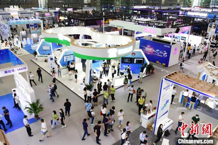     第八届中国电子信息博览会14日在深圳会展中心开幕　陈文　摄
