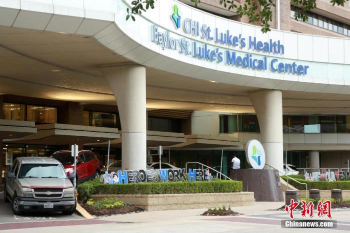 资料图：当地时间6月24日，美国休斯敦，得州医学中心会员单位——贝勒圣卢克医疗中心门口插着彩色字母牌“英雄们在此工作”。 中新社记者 曾静宁 摄