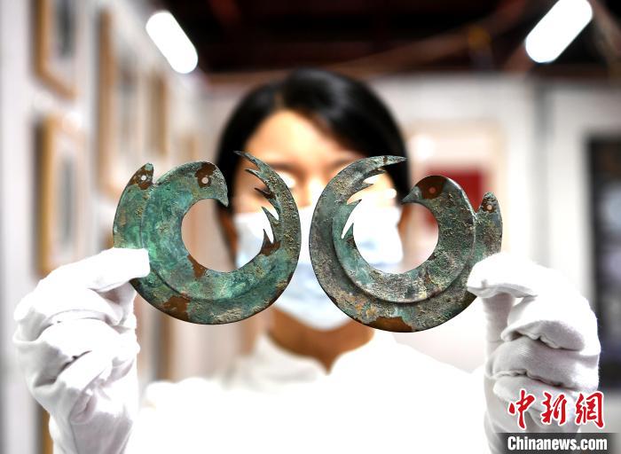 成都市共品钱币博物馆在展会上展出的战国时期青铜鎏金飞鸟状物件"