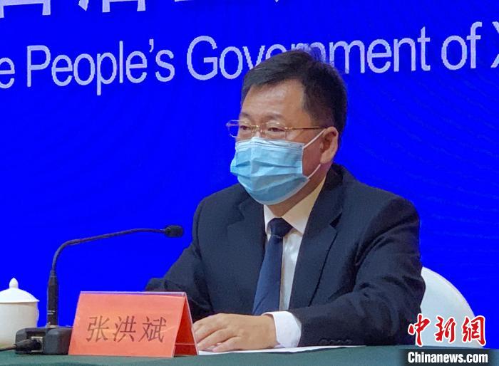 乌鲁木齐市血液中心主任张洪斌在新疆14日召开的第二十八场疫情防控新闻发布会上回答记者提问。　赵雅敏 摄