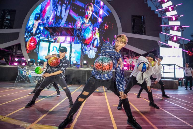 王仕鹏在线学打碟还秀了花式篮球技能